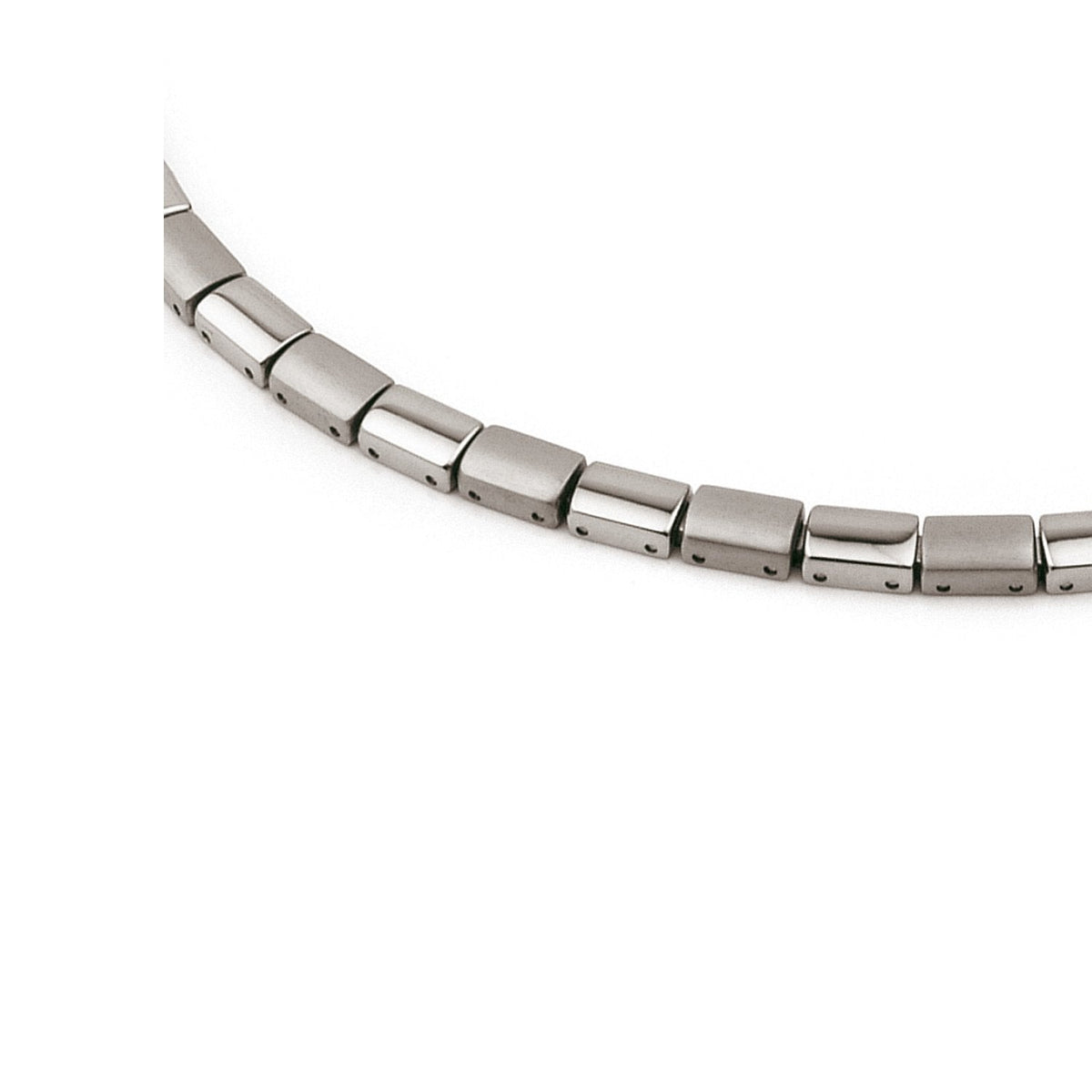 Collana in titanio con maglie rettangolari lucide.