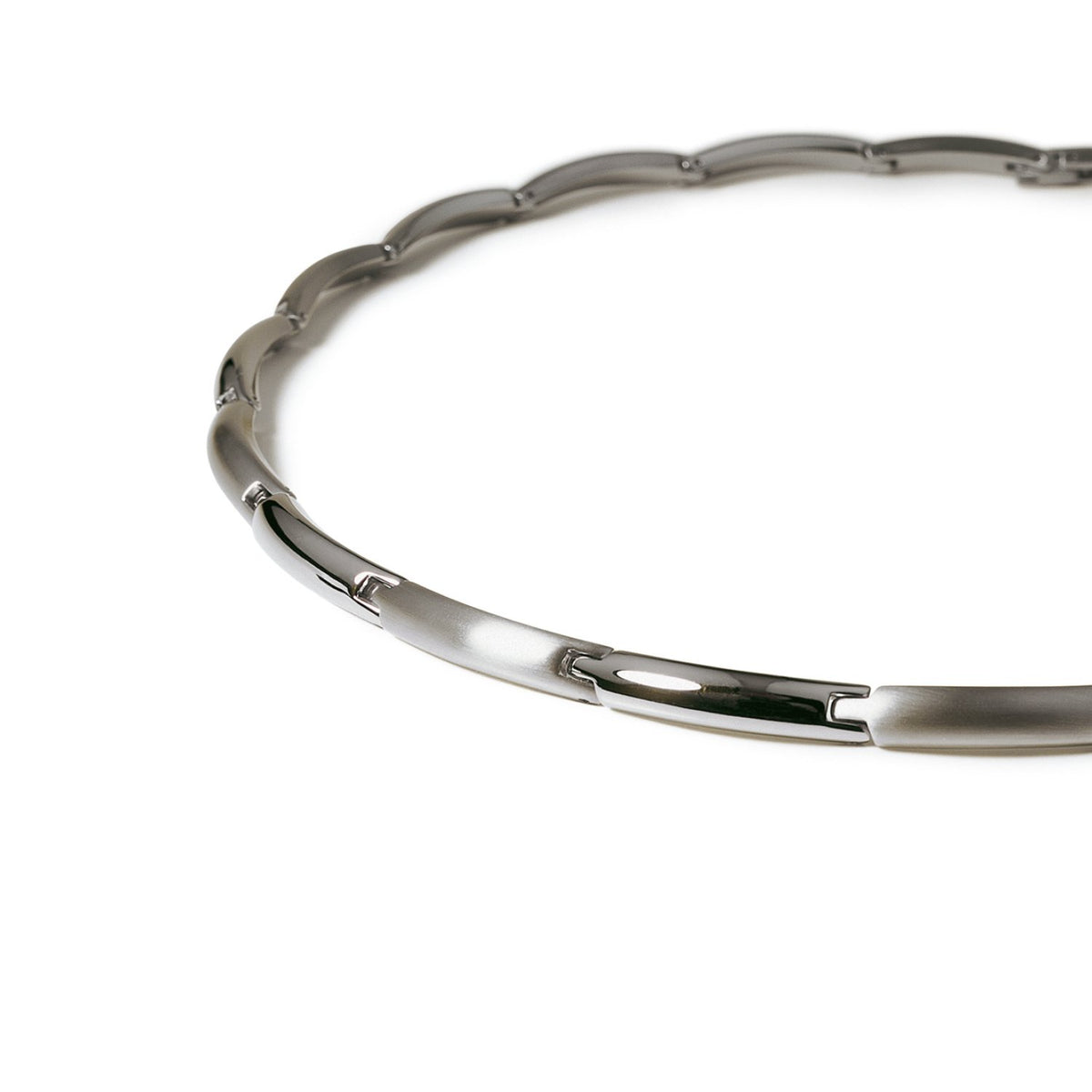 Collana in titanio con maglie allungate e finitura lucida.