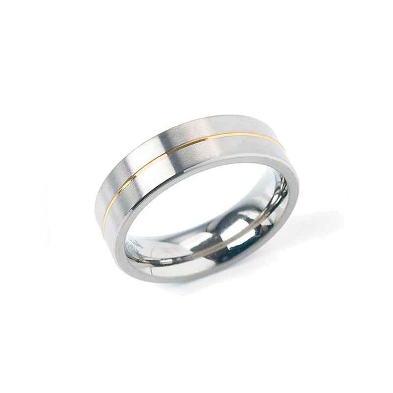 Anello in titanio bicolore con finitura lucida e striscia dorata centrale.