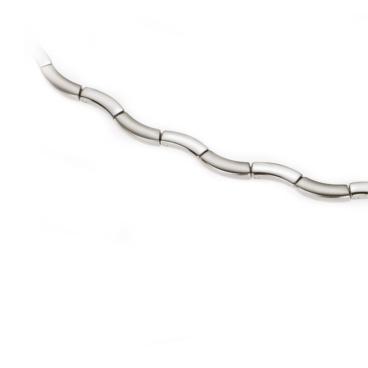 Collana in titanio con elementi curvi e lucidi.