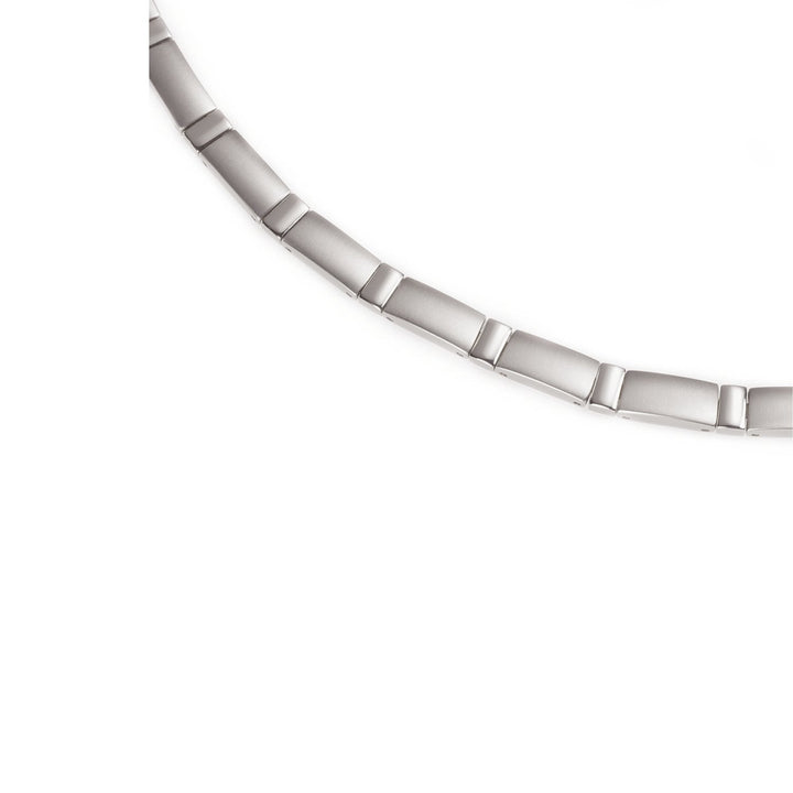 Een strakke zilveren metalen armband met rechthoekige schakels is geplaatst tegen een witte achtergrond. Het minimalistische ontwerp past naadloos bij de Boccia Titanium Collier 0845-01 van Boccia, wat een elegante maar ingetogen look creëert.