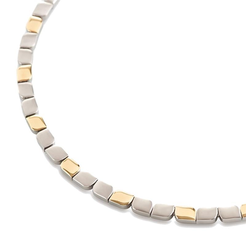 Collana in titanio bicolore con elementi rettangolari, alternando finiture argentate e dorate.