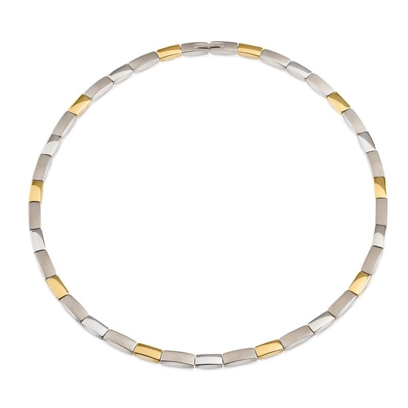 Collana bicolore in titanio con elementi argentati e dorati, forma tubolare.