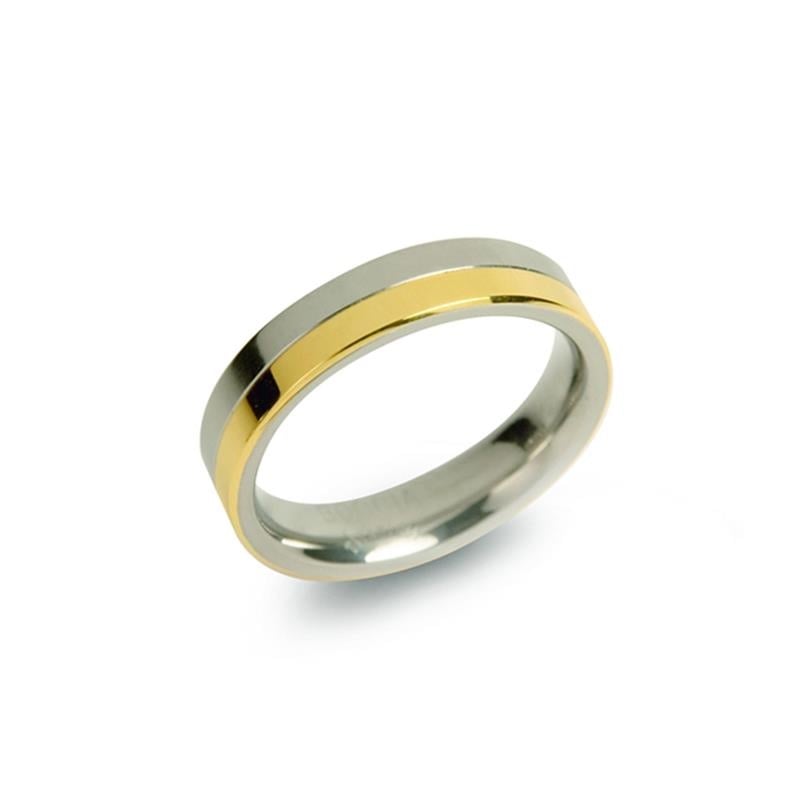 Anello in titanio bicolore con finitura lucida, una fascia argentata e una dorata.