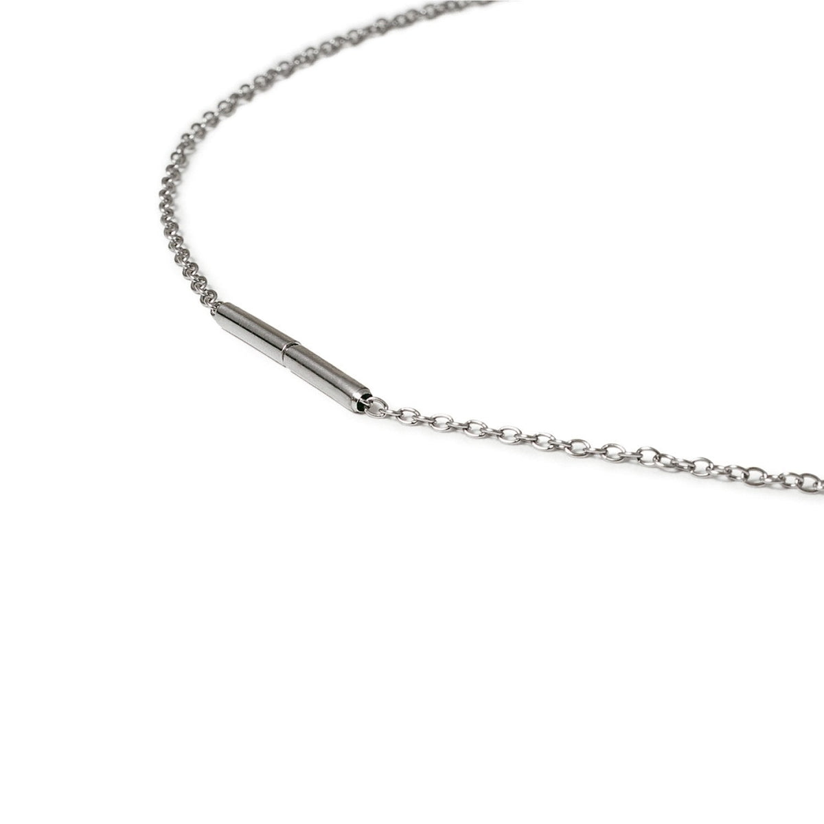 Collana in titanio con maglia rolò e dettaglio cilindrico.