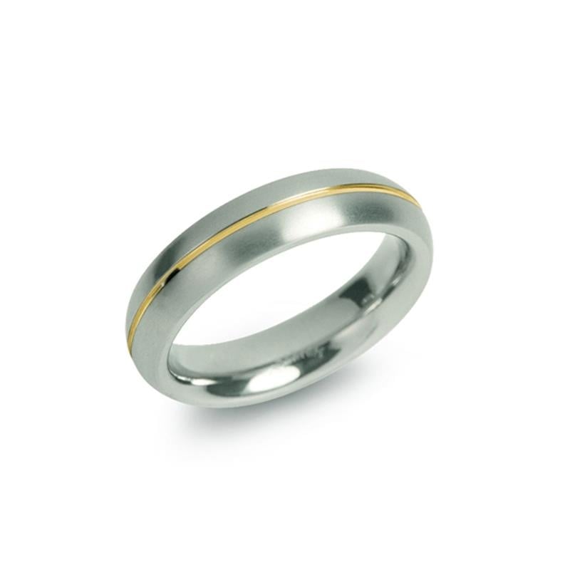 Anello in titanio bicolore con una linea dorata centrale.