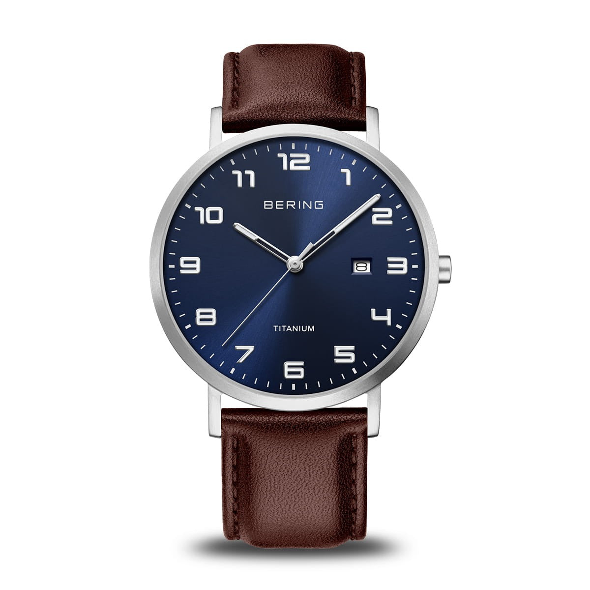 Orologio da uomo con quadrante blu, cassa in titanio e cinturino in pelle marrone.
