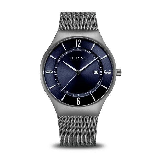 Orologio con cassa grigia, quadrante blu e cinturino in maglia rolò.
