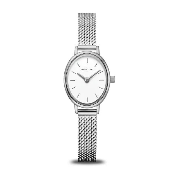 Orologio con cassa ovale in acciaio inox, quadrante bianco e cinturino in maglia rolò argentata.