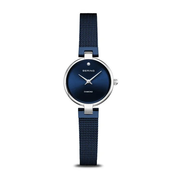 Orologio con quadrante blu, cassa argentata e cinturino in maglia.