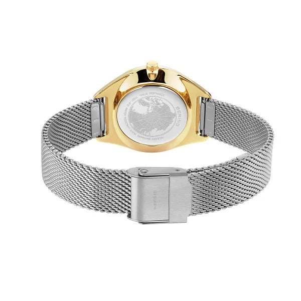 De Bering 17331-010 dameshorloge heeft een gouden kast, zilveren mesh band, gespsluiting en wordt getoond vanaf de achterkant om de gegraveerde achterkant van de kast en het duurzame saffierglas te laten zien.