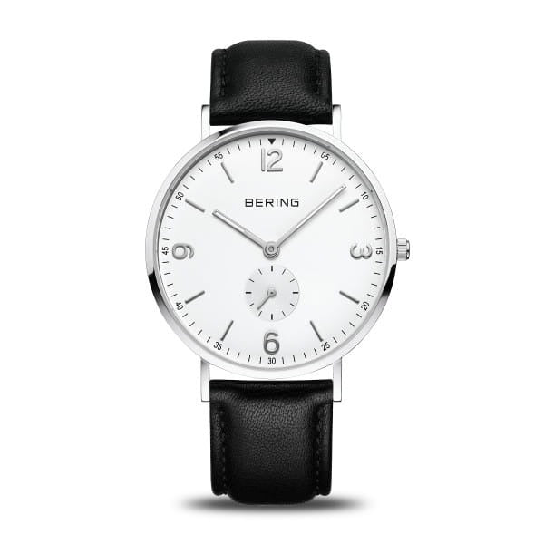 Orologio con cassa argentata, quadrante bianco e cinturino in pelle nera.