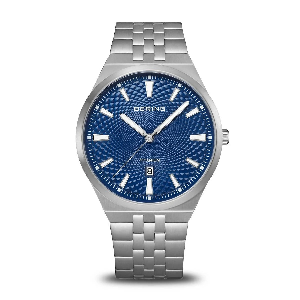 Orologio in titanio spazzolato con quadrante guilloché blu e bracciale in acciaio.