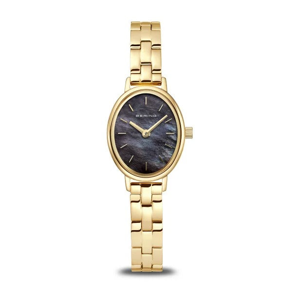 Bering 11020-732 is een goudkleurig roestvrij stalen dameshorloge met een ovale zwarte marmerlook wijzerplaat, minimalistische gouden uuraanduidingen en een geschakelde gouden band, getoond op een witte achtergrond.