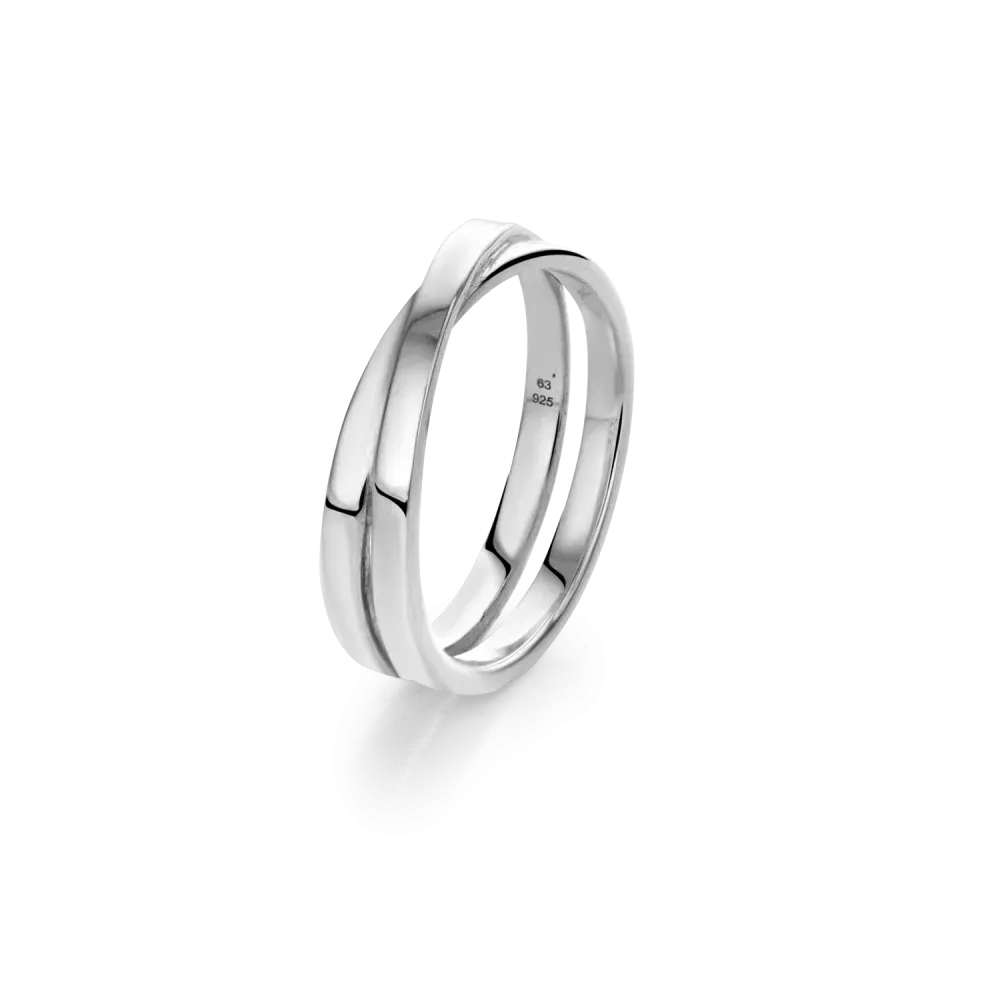 Anello in argento 925 con design intrecciato, finitura lucida e forma sottile.