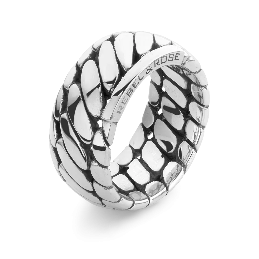 Anello in argento con design intrecciato e finitura lucida.