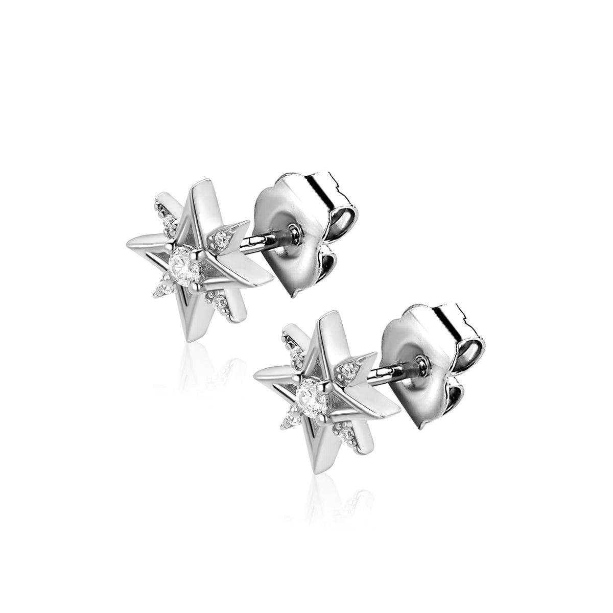 Orecchini in argento a forma di stella con dettagli scintillanti.