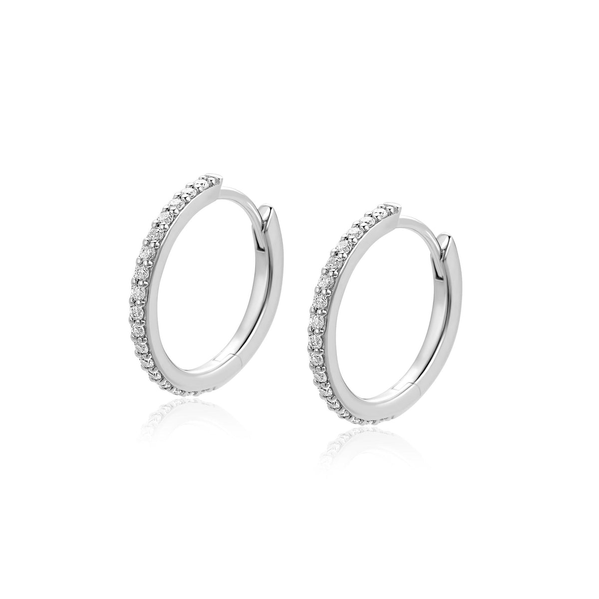 Orecchini in argento con zirconi, forma circolare e finitura lucida.