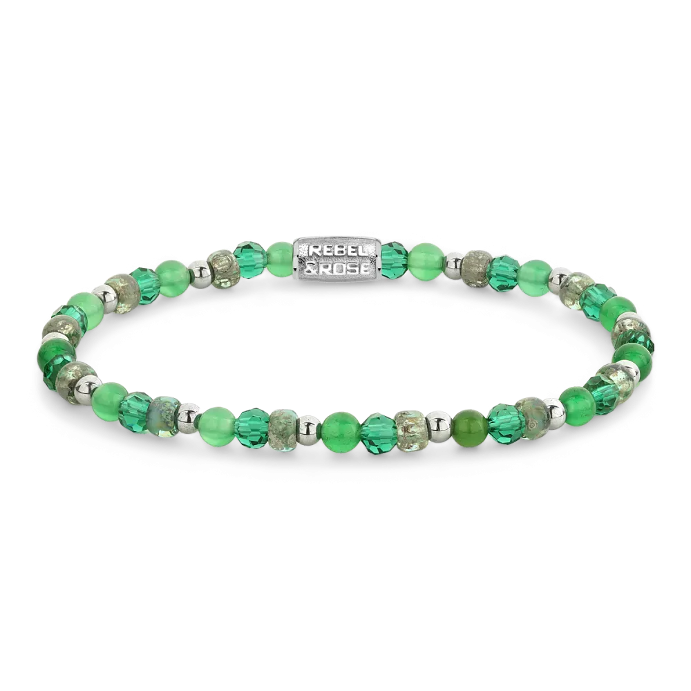 Bracciale da donna con perline verdi e trasparenti, rifinito con dettagli argentati.