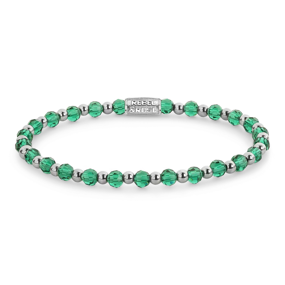 Bracciale in argento con pietre verdi e dettagli lucidi.