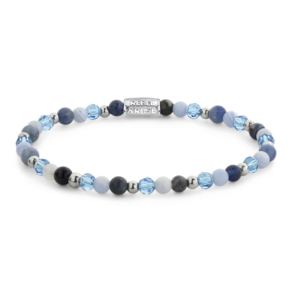 Bracciale in argento con perle di vetro blu e pietre naturali in diverse tonalità di blu.