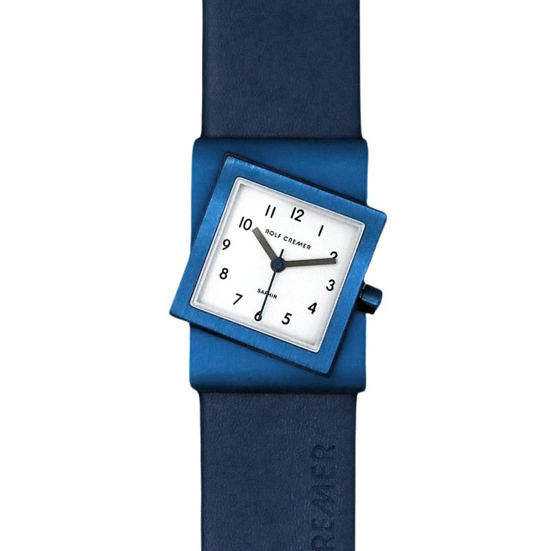 Orologio quadrato blu con cinturino in silicone, quadrante bianco e numeri neri.