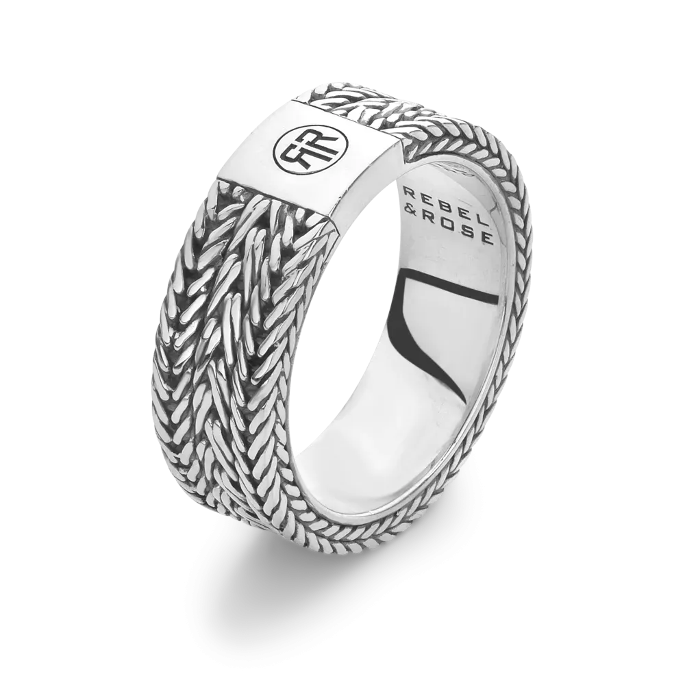 Anello in argento con motivo intrecciato e logo centrale.