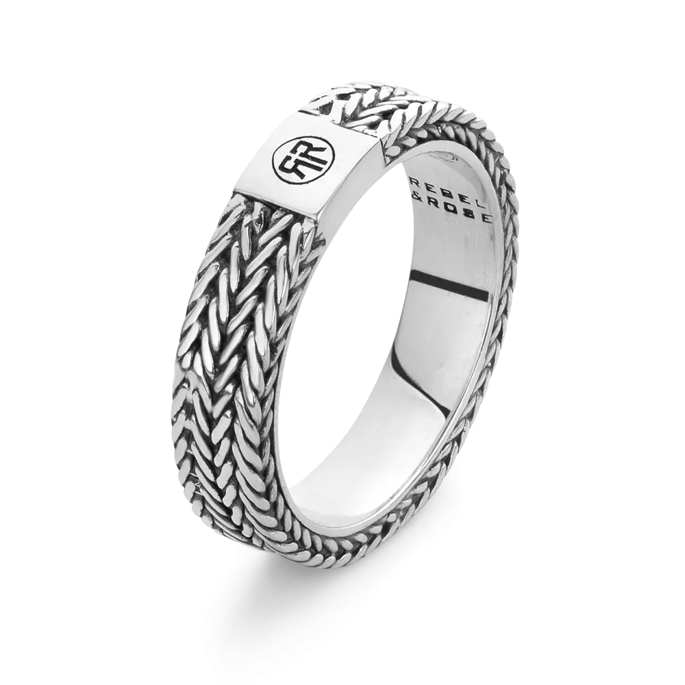 Anello in argento con motivo intrecciato e sigillo centrale.
