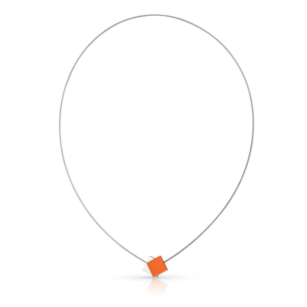 Collana in acciaio con un ciondolo quadrato arancione.