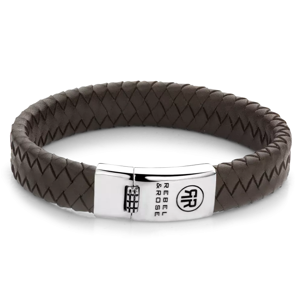 Bracciale piatto intrecciato in pelle marrone con chiusura in acciaio inox.