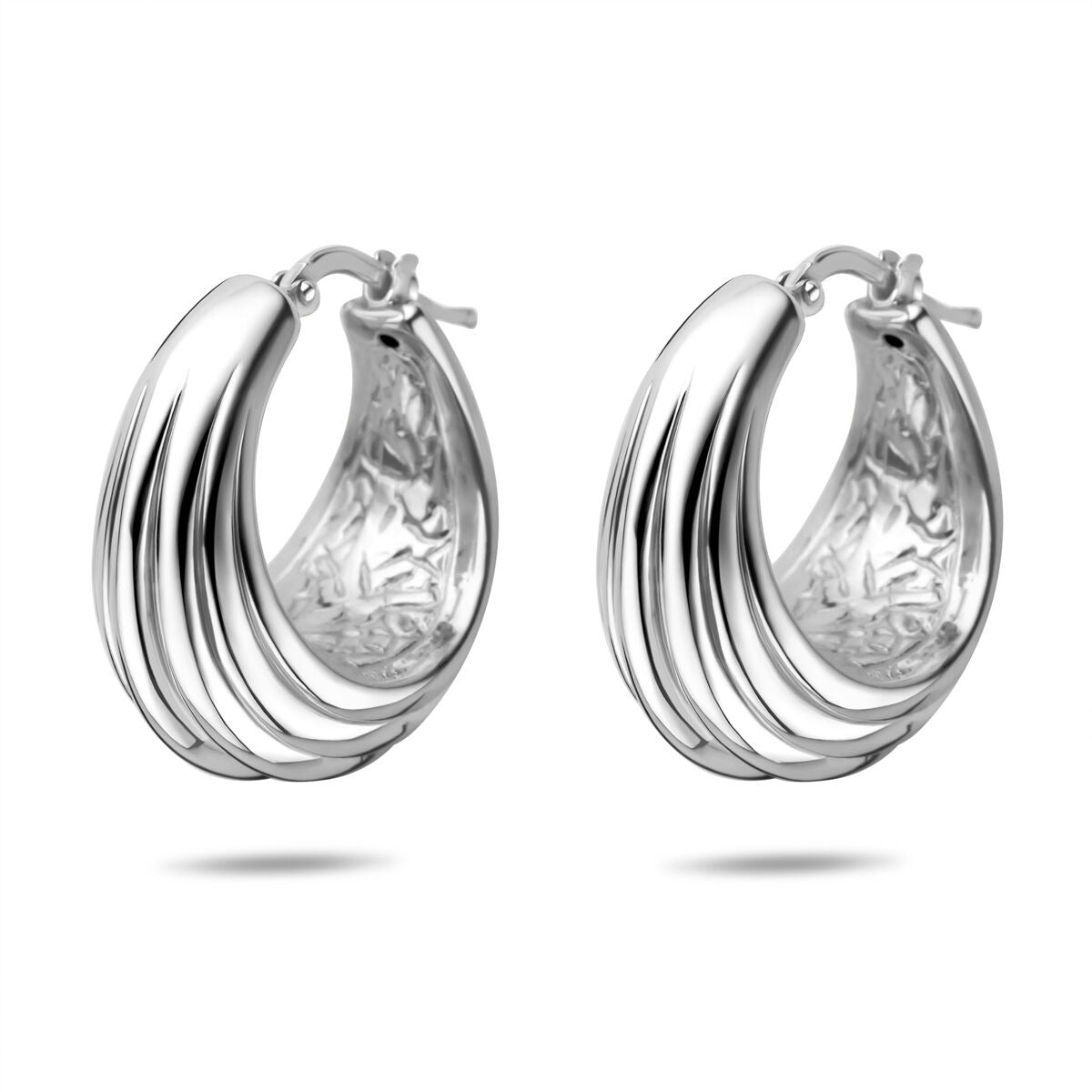 Orecchini argentati in argento 925, forma a cerchio con tre strati e finitura lucida.