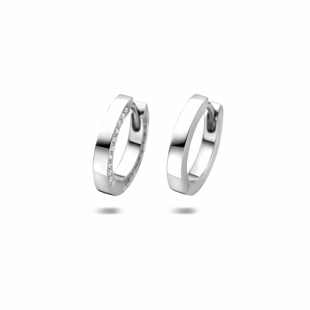 Orecchini alla creola in argento rodiato 925 con zircone, diametro 14,5 mm.