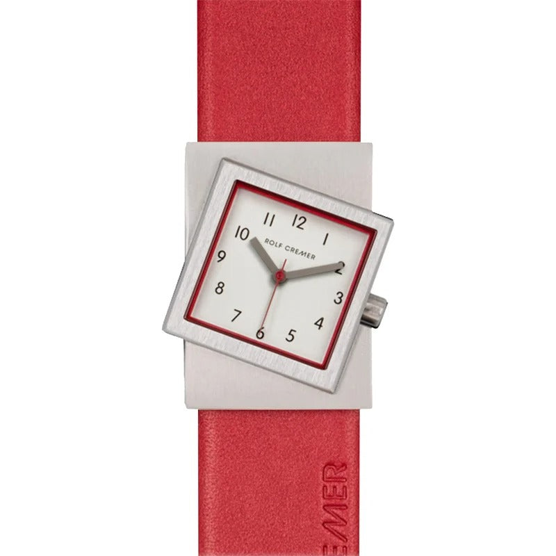 Orologio Rolf Cremer con quadrante quadrato bianco, cassa argentata e cinturino in pelle rossa.