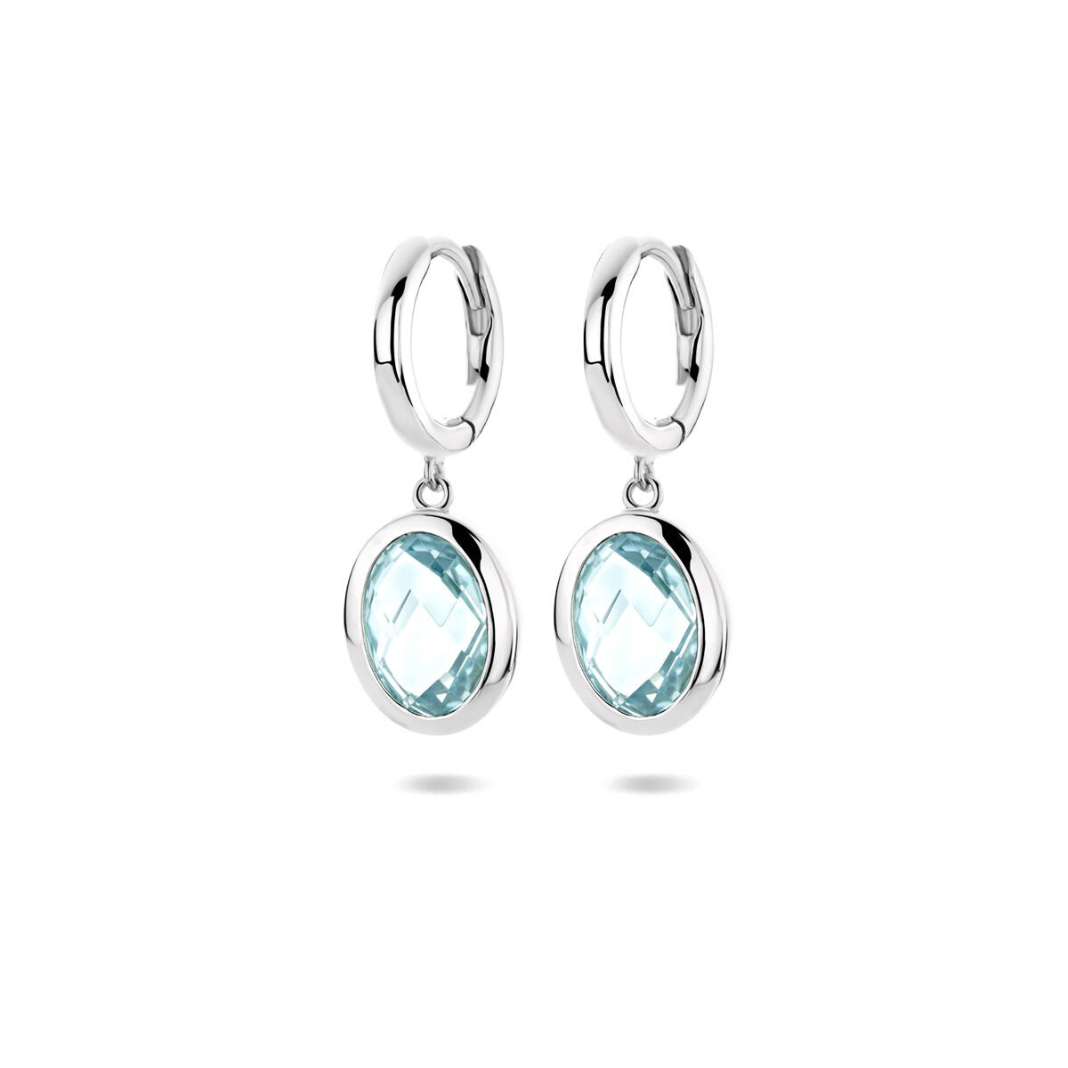 Orecchini alla creola in argento rodiato con topazio azzurro cielo, diametro di 26 mm.