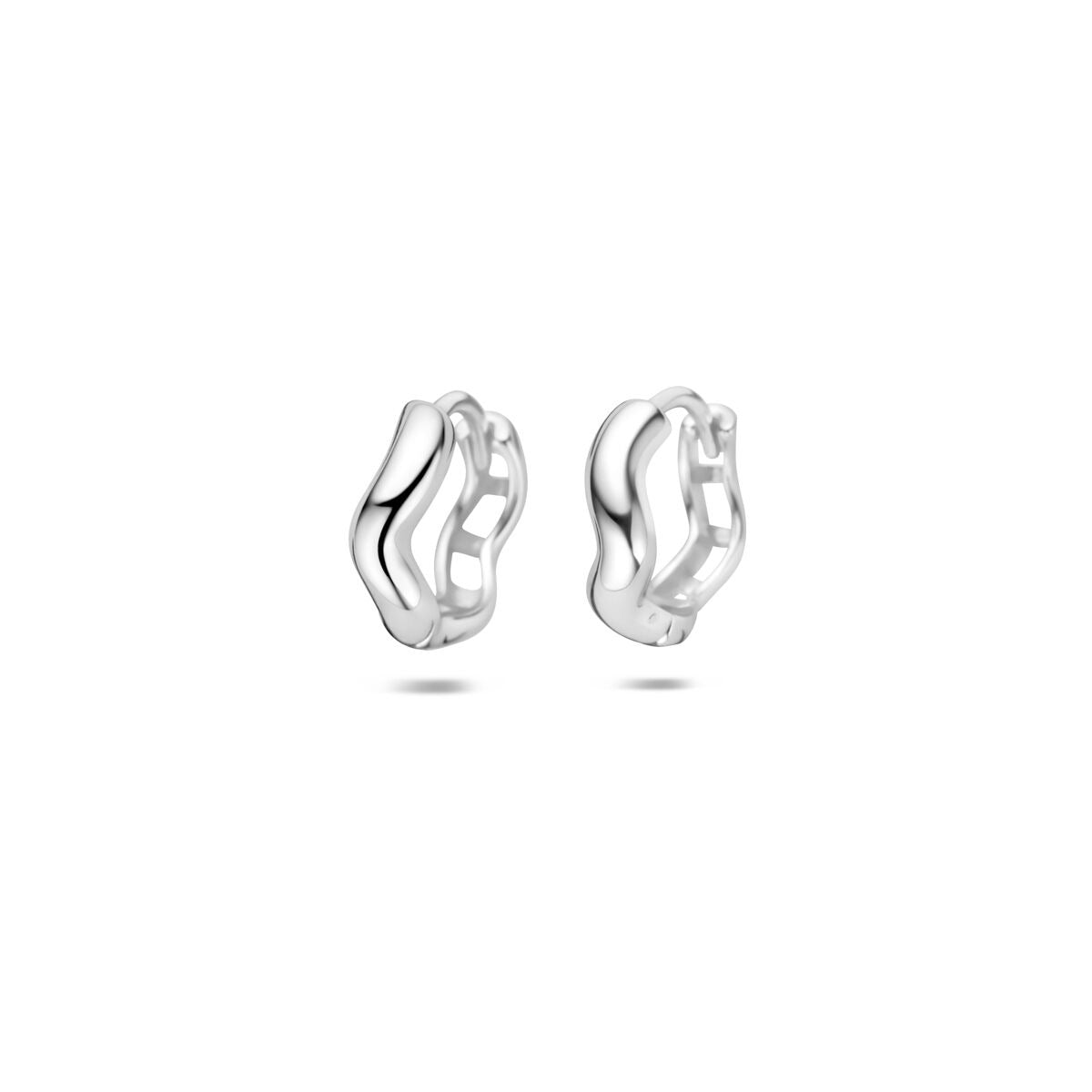 Orecchini alla creola in argento rodiato con design ondulato.