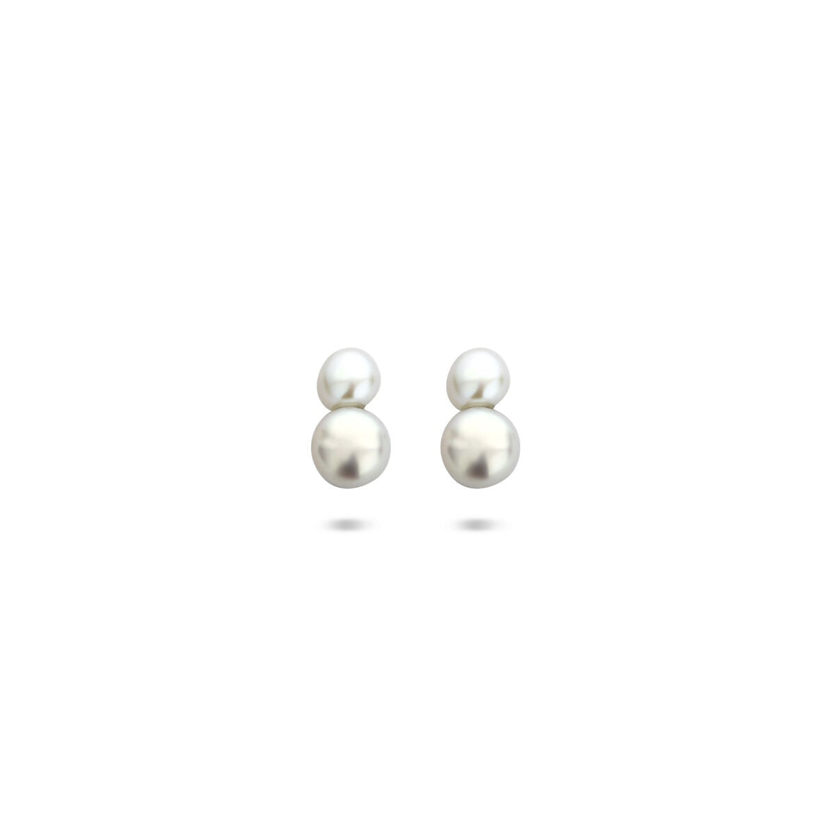 Orecchini in argento 925 rodiato con perle bianche di diverse dimensioni.