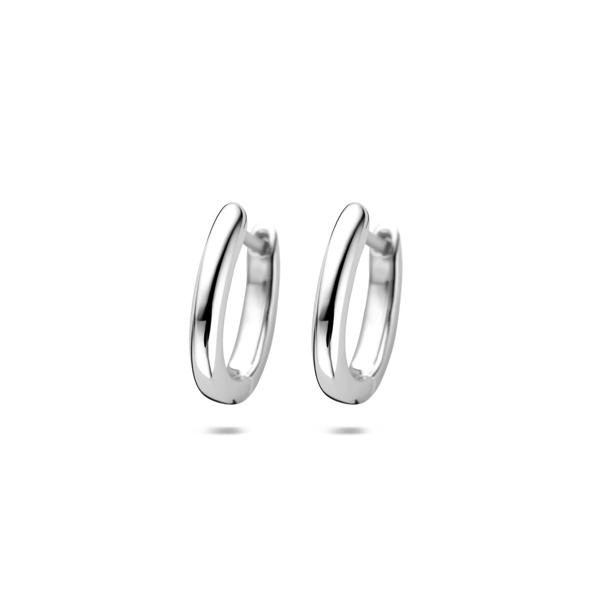 Orecchini alla creola in argento rodiato 925, con una forma liscia e moderna.
