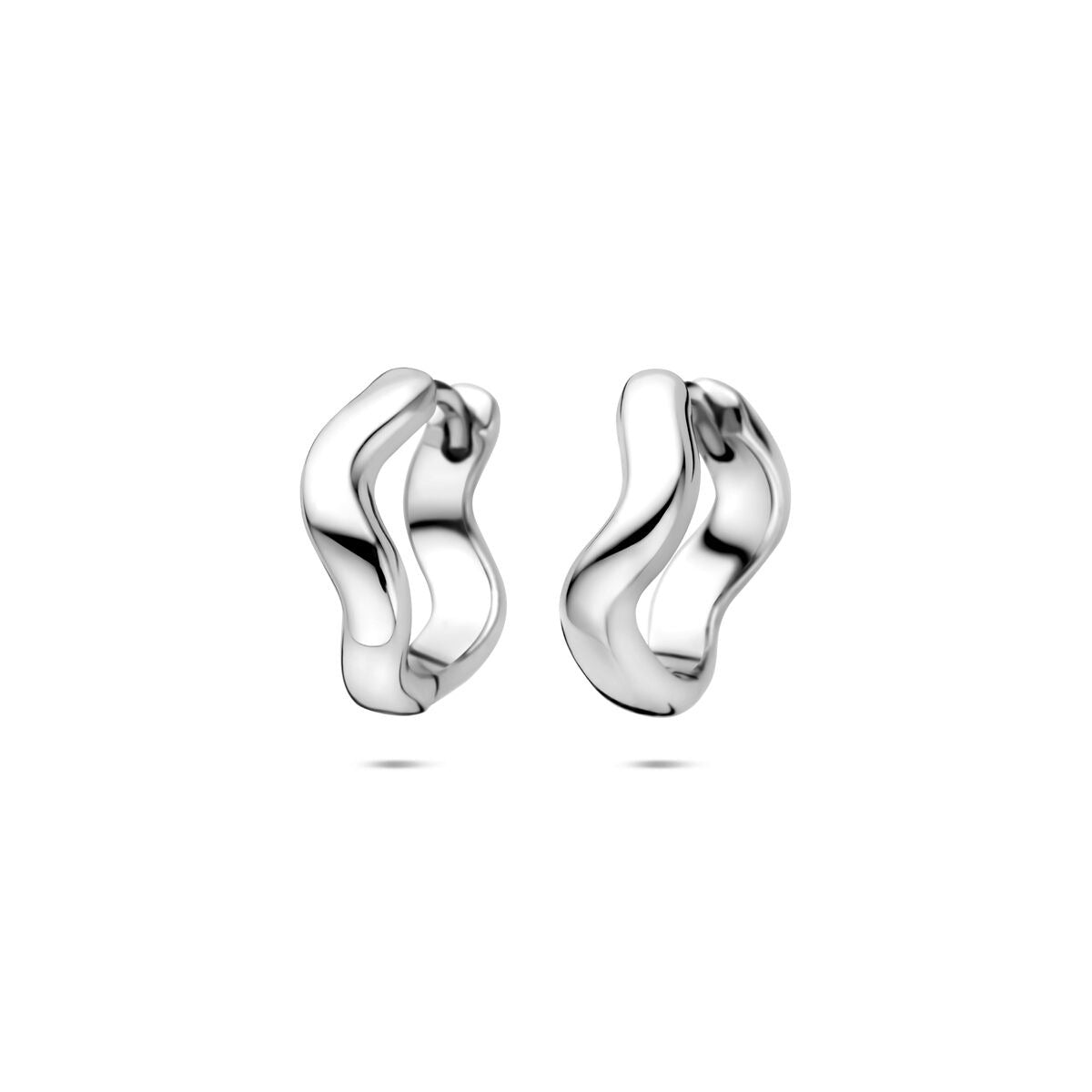 Orecchini alla creola in argento rodiato, forma ondulata, diametro di 15 mm.