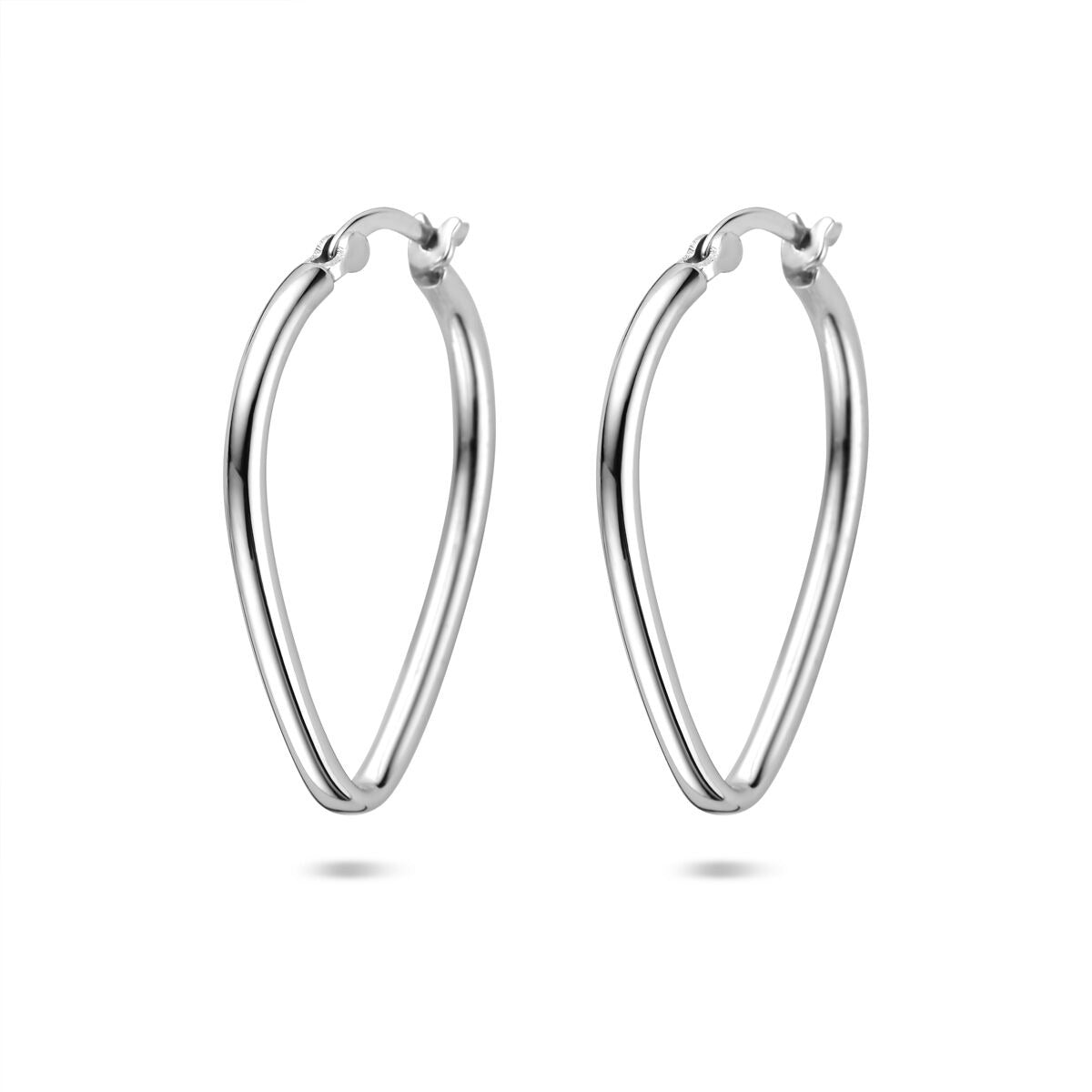 Orecchini alla creola in argento rodiato, forma allungata, diametro di 25,5 mm.