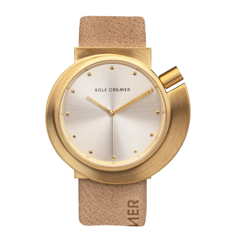 Orologio Rolf Cremer con cassa dorata, quadrante argentato e cinturino in pelle beige.
