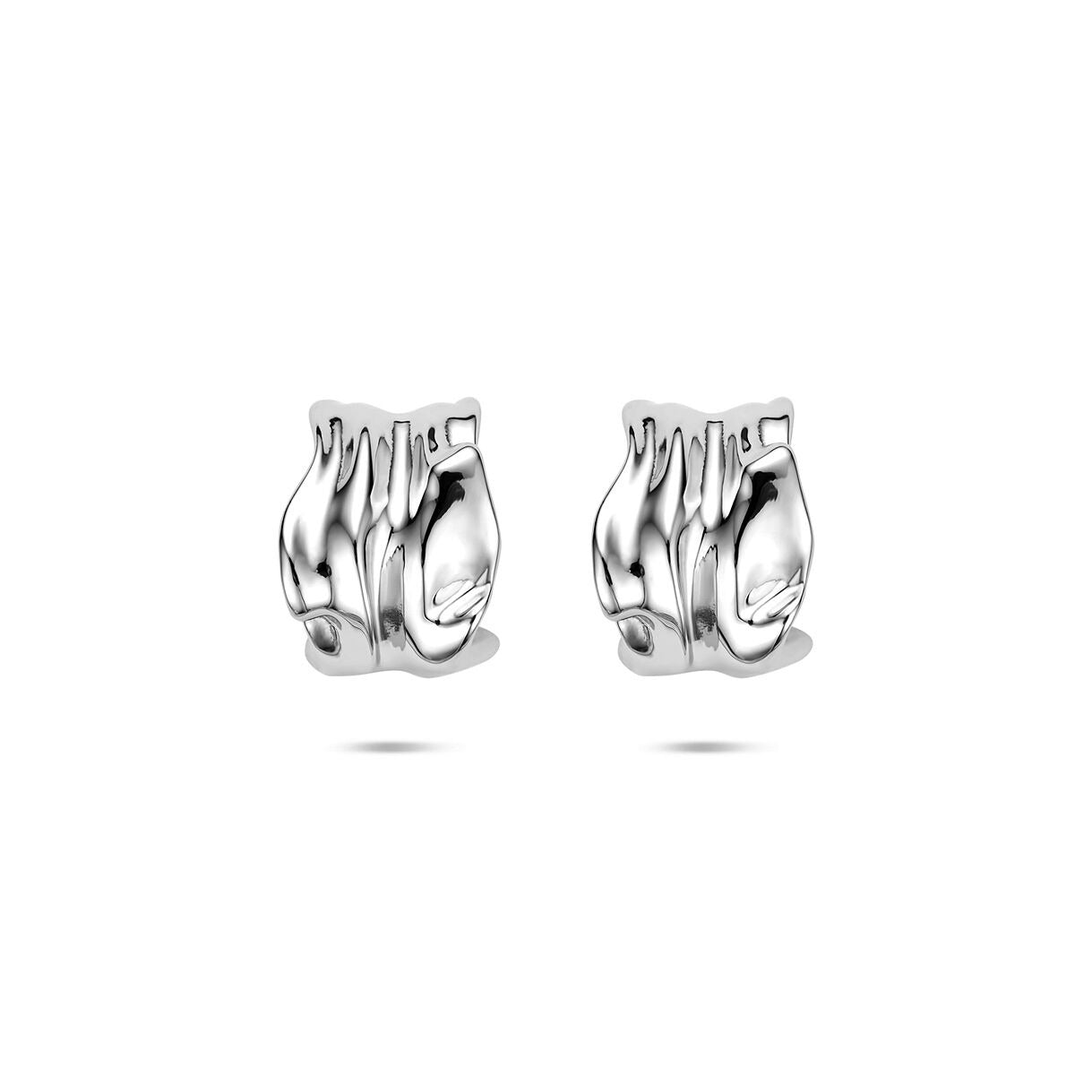 Orecchini a stecca in argento 925 rodiato con design ondulato.