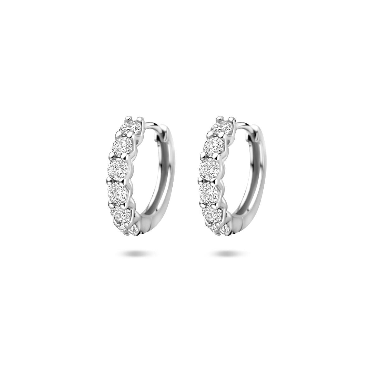 Orecchini alla creola argentati con zircone, diametro di 14,5 mm.