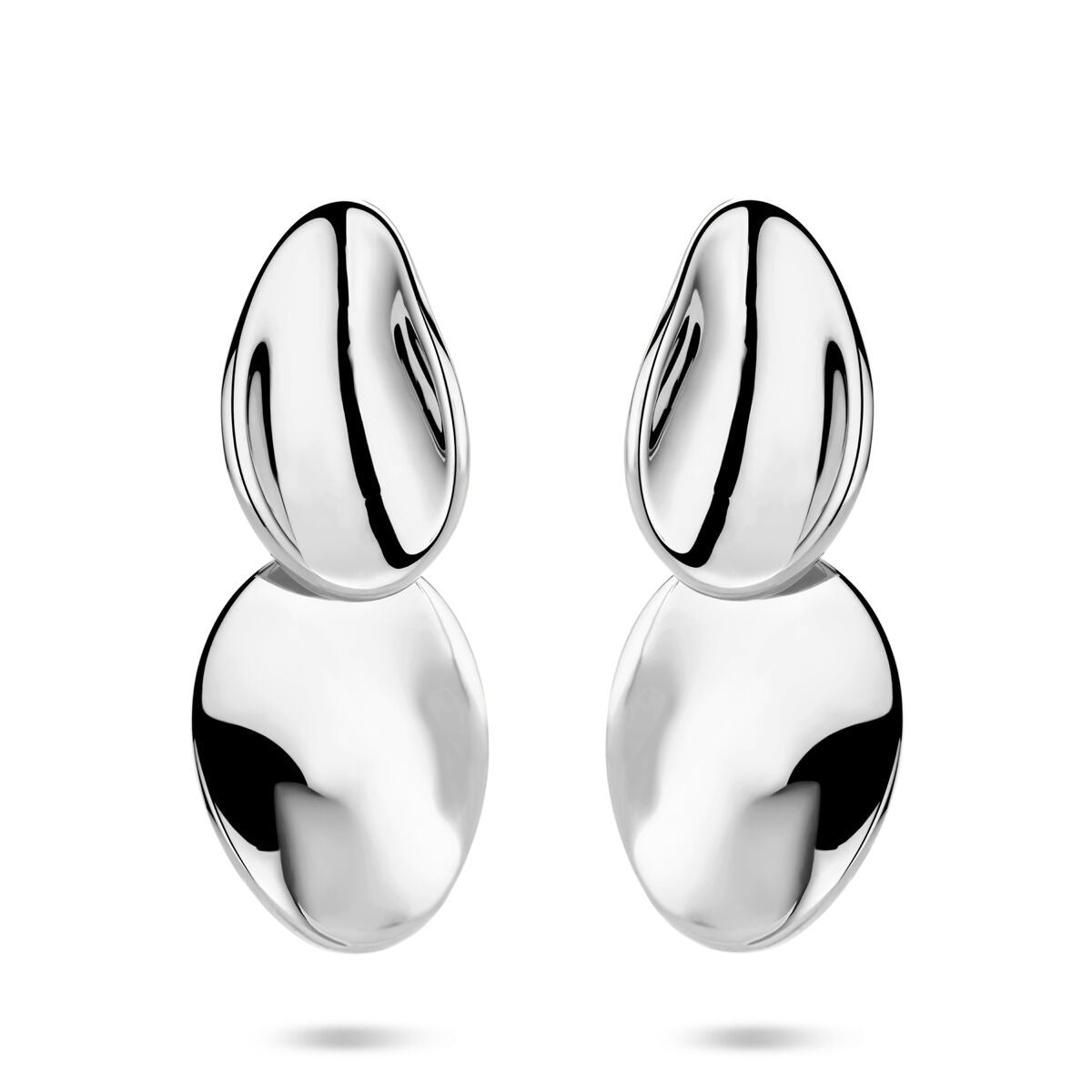 Orecchini in argento rodiato, forma ovale con superficie lucida, lunghezza di 32 mm.