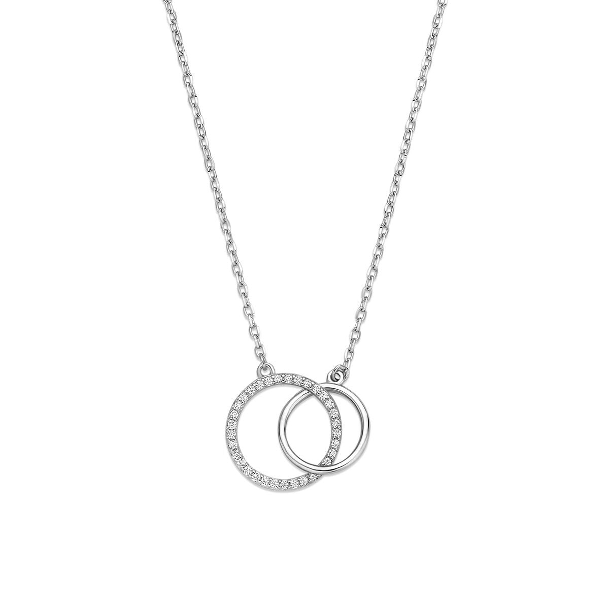 Gerhodineerd zilveren collier met twee overlappende ringen, versierd met zirkonia.