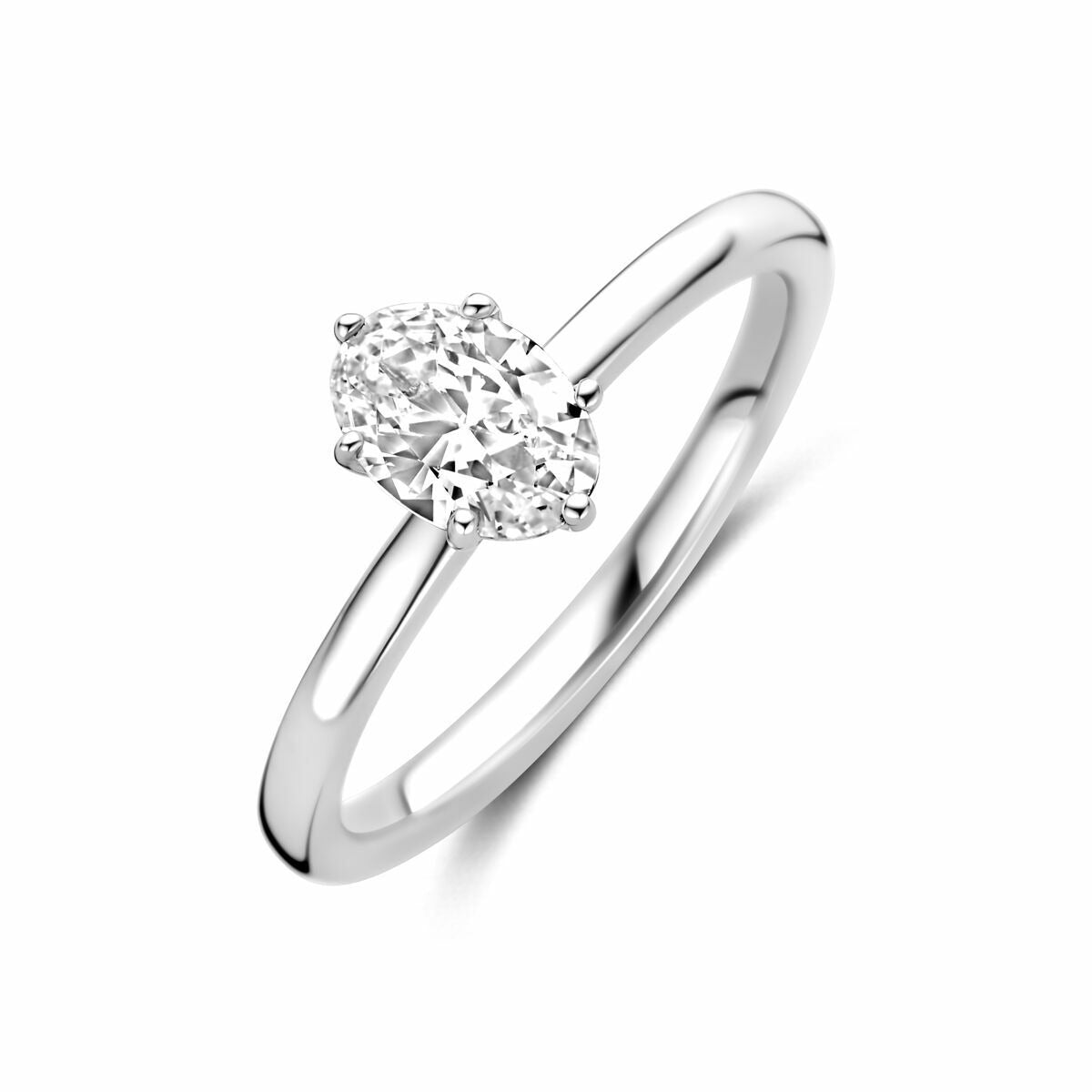 Zilveren damesring van gerhodineerd 925 zilver met een ovale zirkonia in het midden.