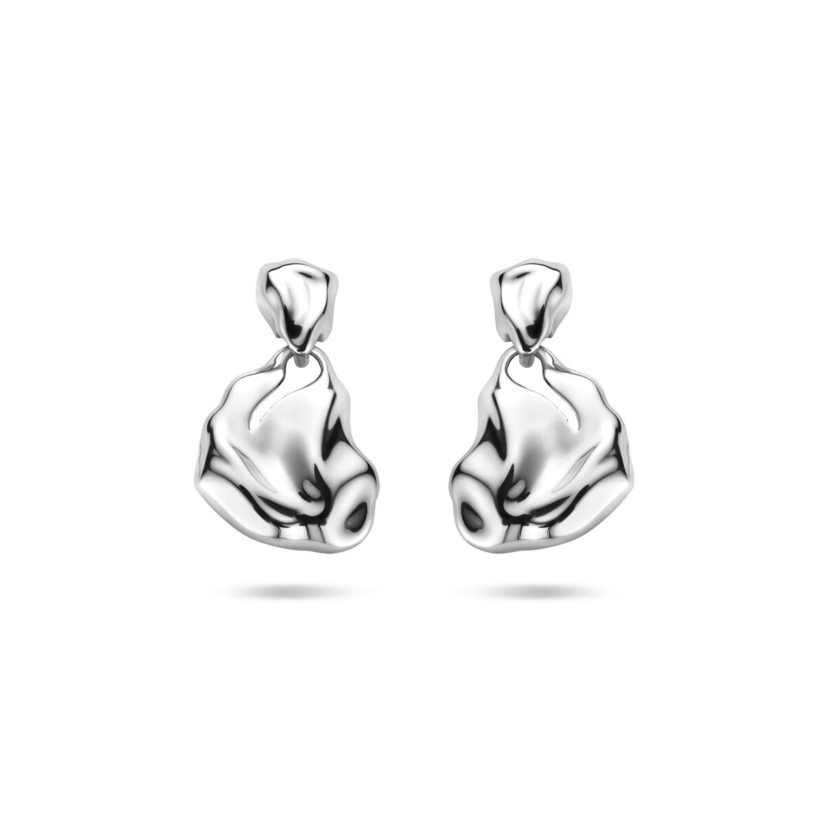 Orecchini in argento rodiato con design ondulato e lucido.