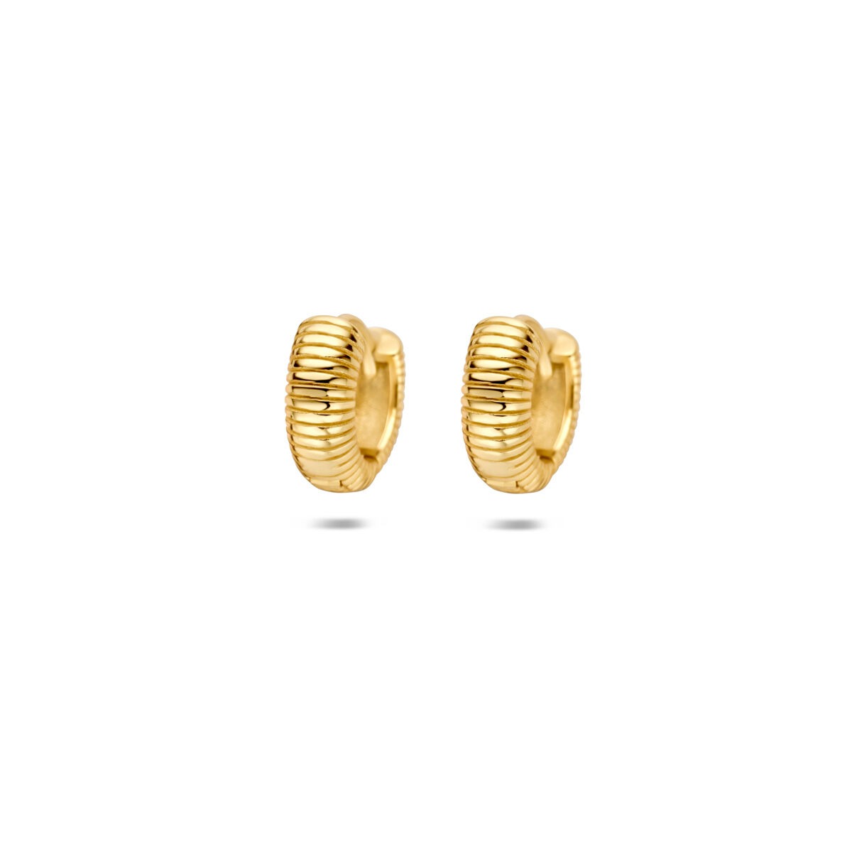 Orecchini alla creola in argento 925 dorato con texture rigata.