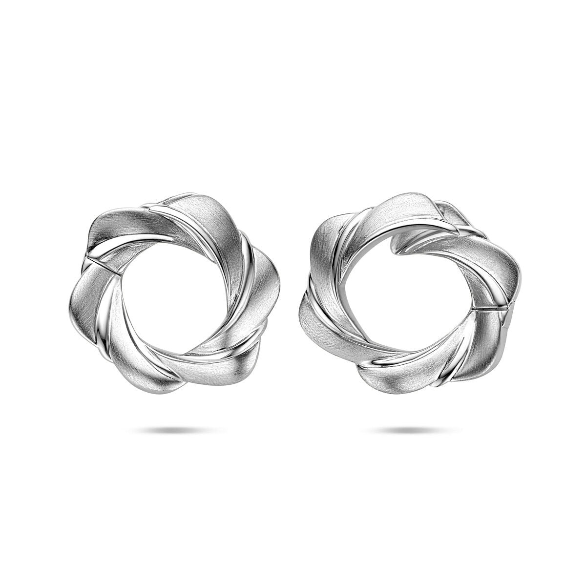 Orecchini alla creola in argento 925 rodiato con design intrecciato.