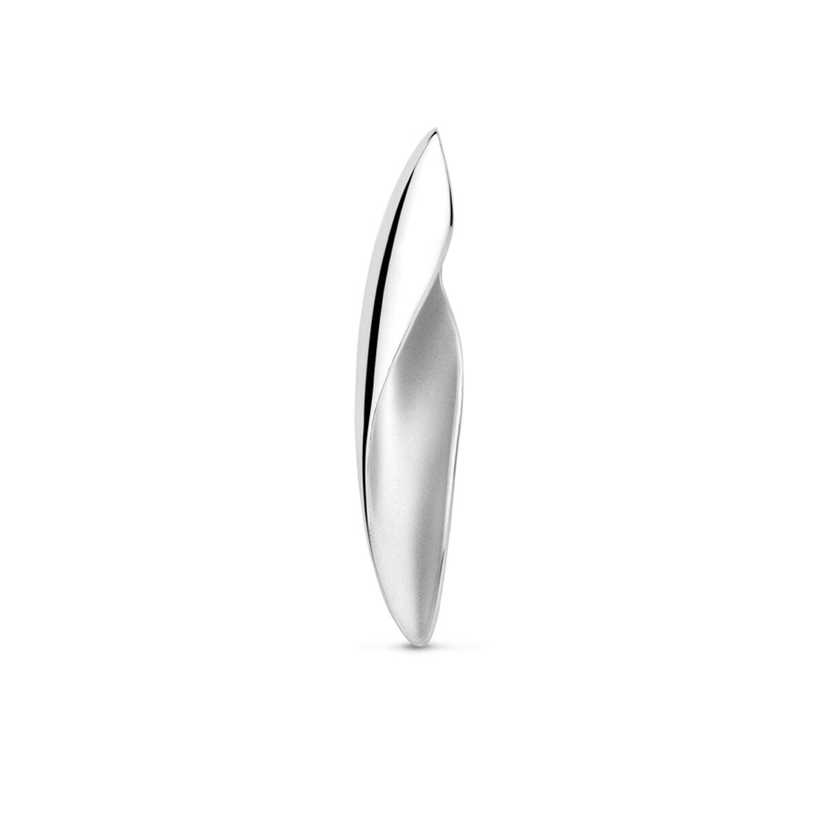 Ciondolo in argento rodiato con finitura lucida e opaca, forma allungata e sinuosa.