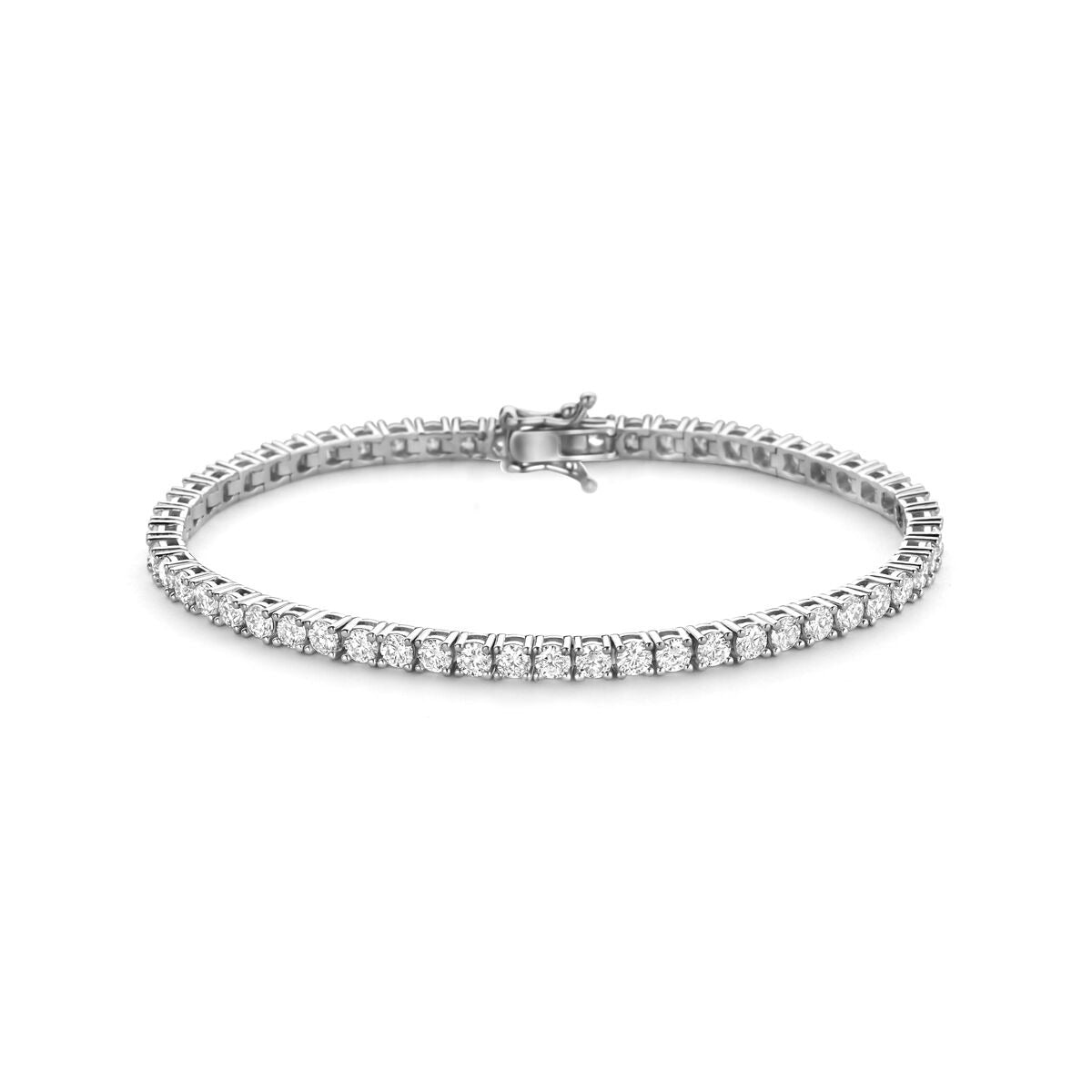 Zilveren tennisarmband van gerhodineerd 925 zilver met heldere zirkonia-steentjes.